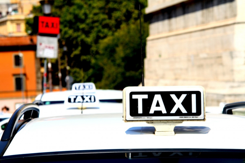 taxis-ASCROS-min_taxi_auto_rome_road_white-1051610